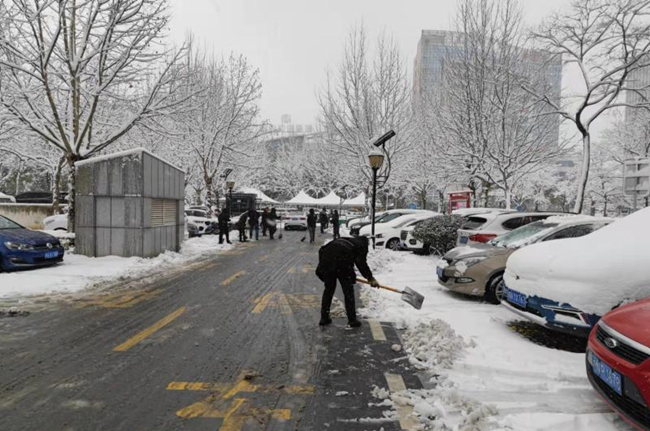 干部職工齊上陣，掃雪除冰暖民心！市住建局積極開(kāi)展掃雪除冰活動(dòng)